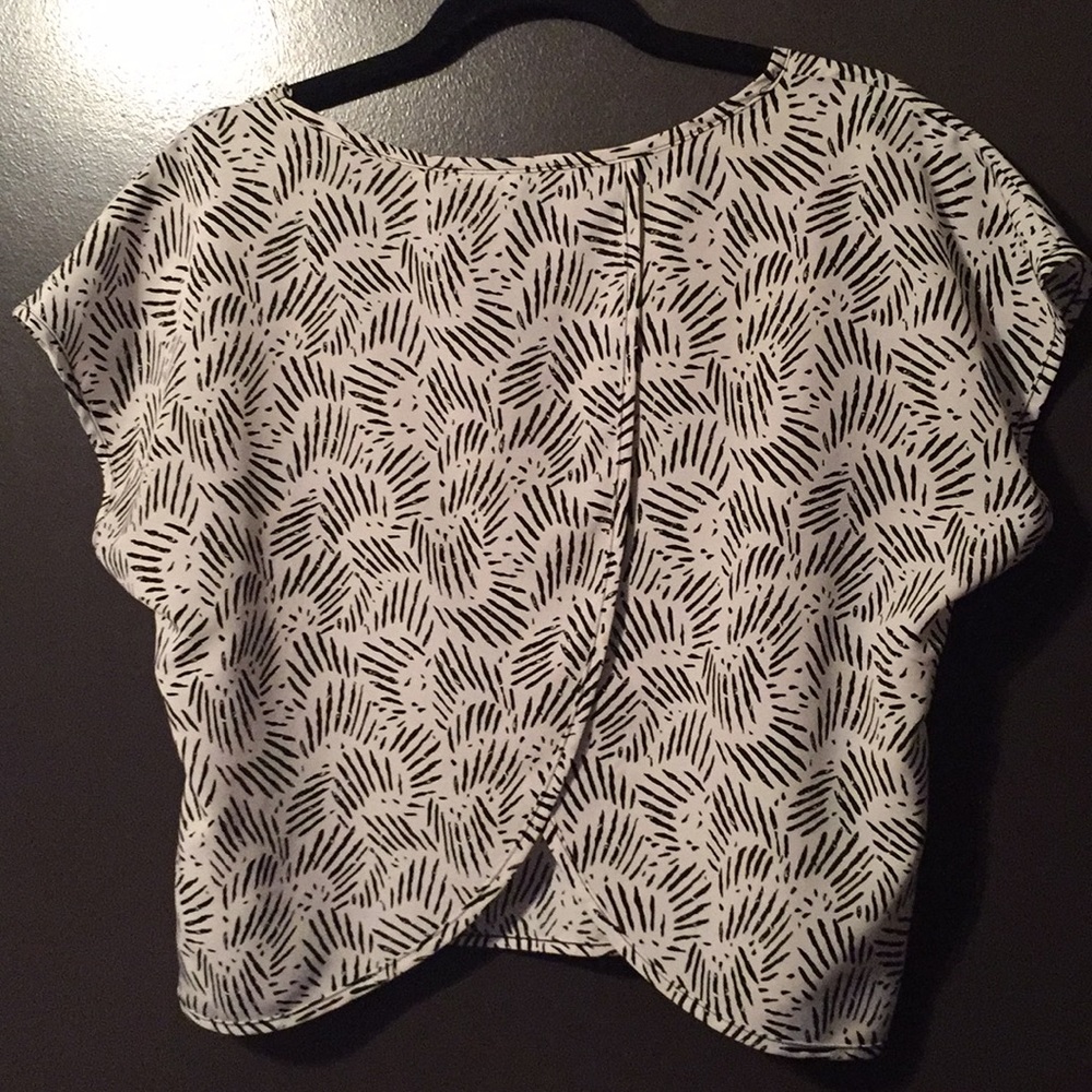 FOREVERE 21 • White split-back top